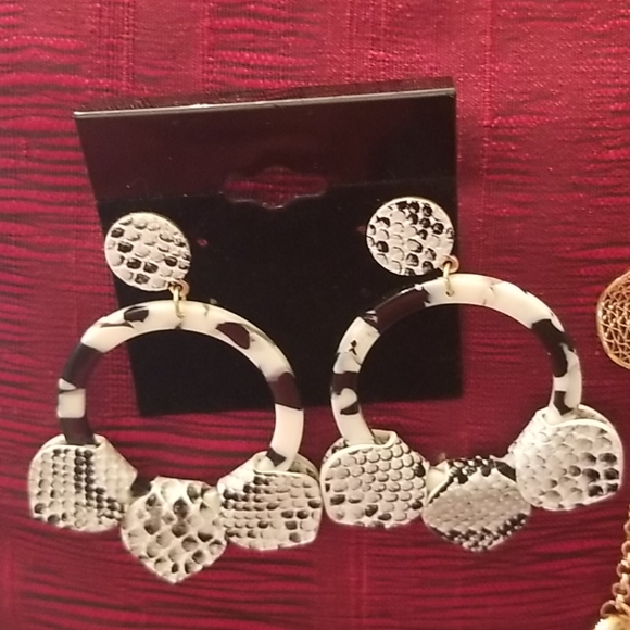 Matching earrings and necklace - Picture 2 of 3